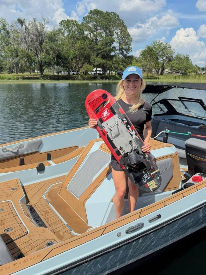 Erika Lang nyolcadik világrekordját állította fel a Ski Nautique mögött