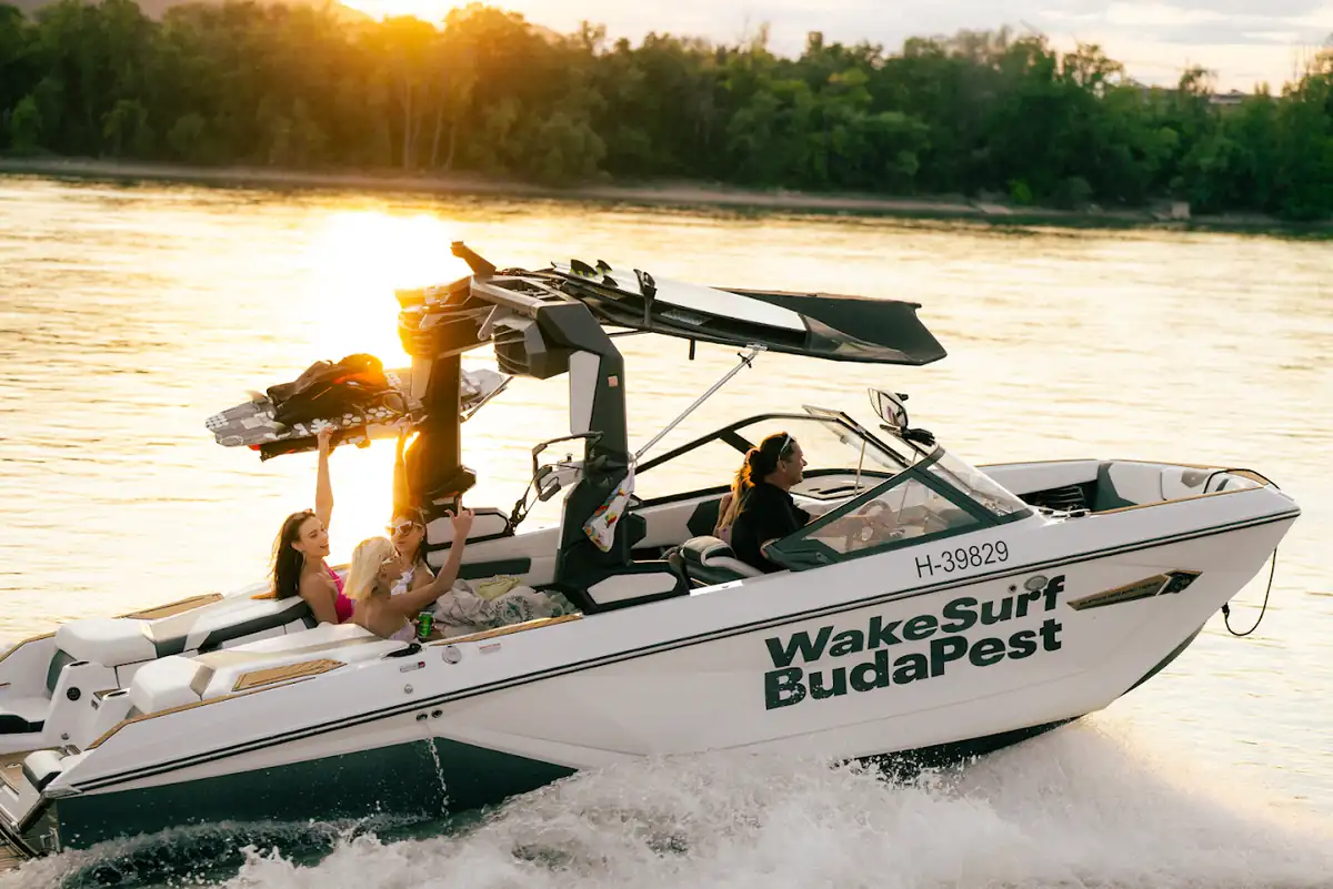 Wakesurf Budapest – Nautique wakesurf hajó a Dunán naplementében