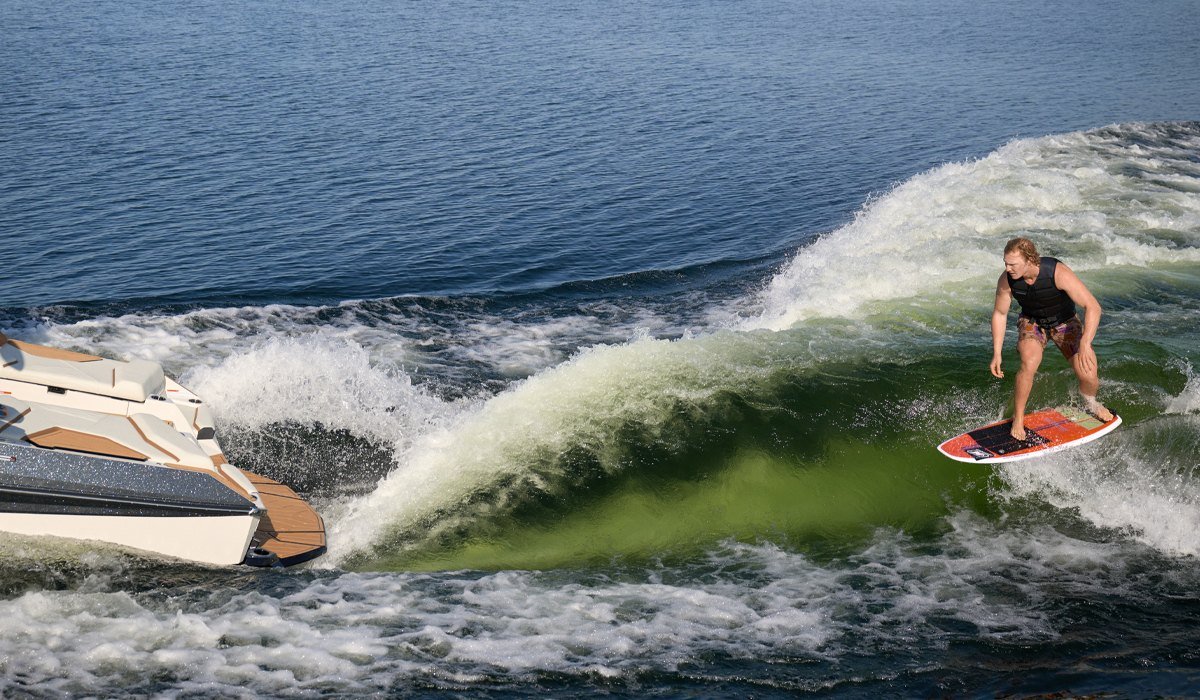 Wakesurf élmény egy Nautique hullámán